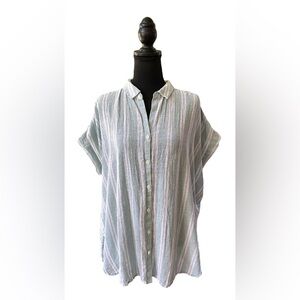 Beach lunch lounge: Green and White Linen Vacation Top